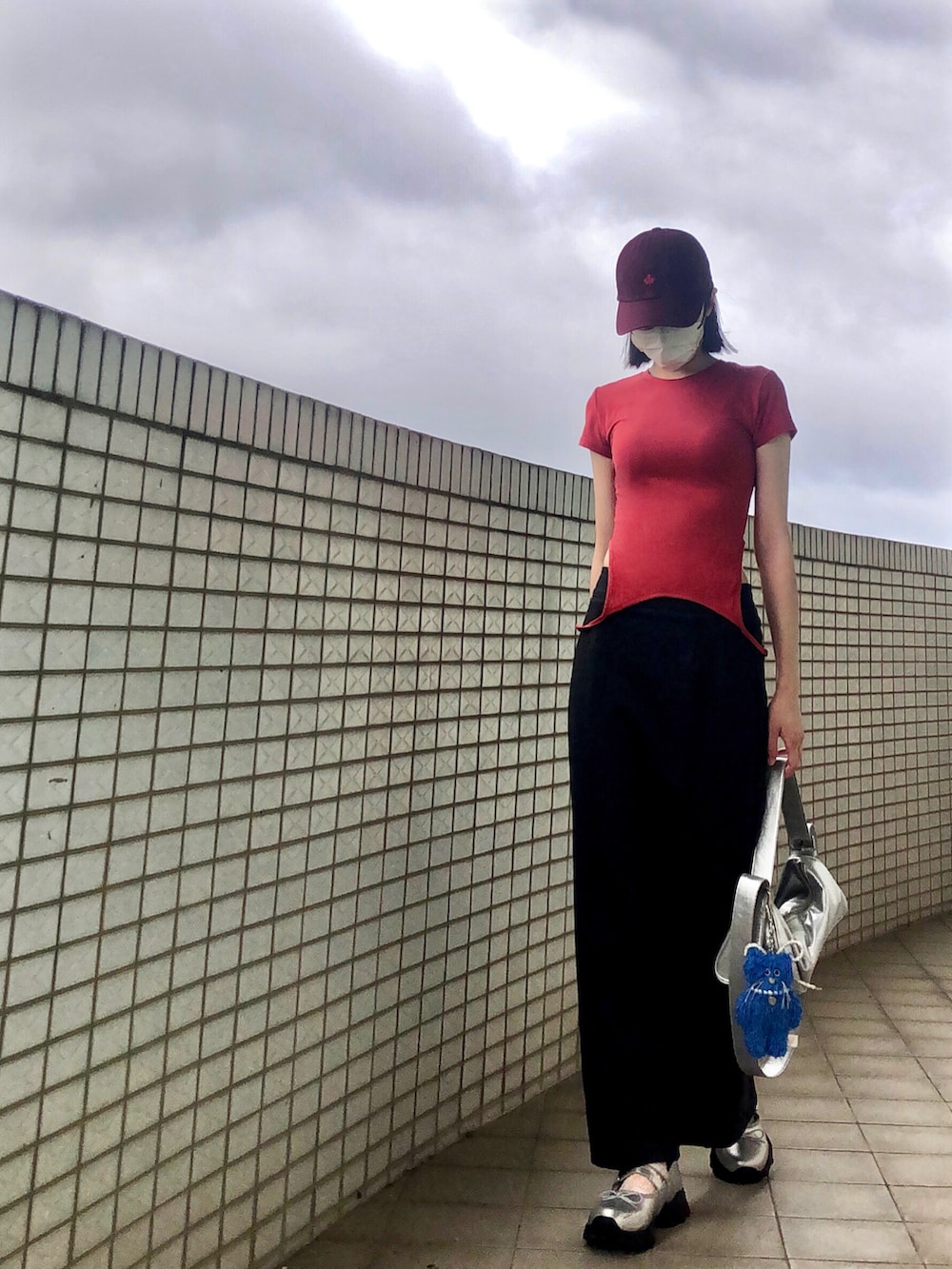 レッド系のTシャツ/カットソー、グレー系のスカート、その他のショルダーバッグを着用したレディースの秋コーディネートの3枚目の写真