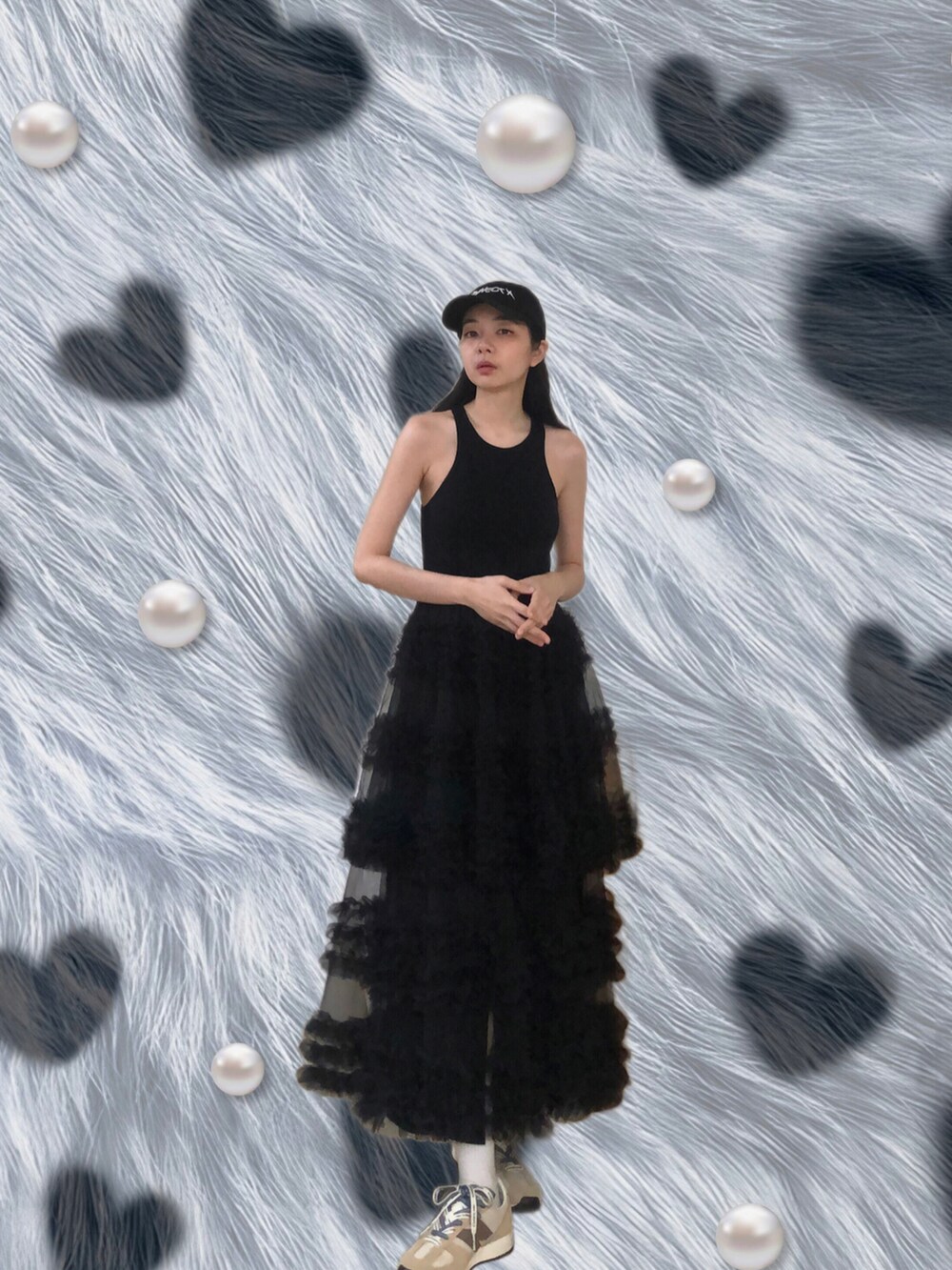 ブルー系のその他アウター、その他のスカート、ブラック系のジャンパースカートを着用したレディースの夏コーディネートの4枚目の写真