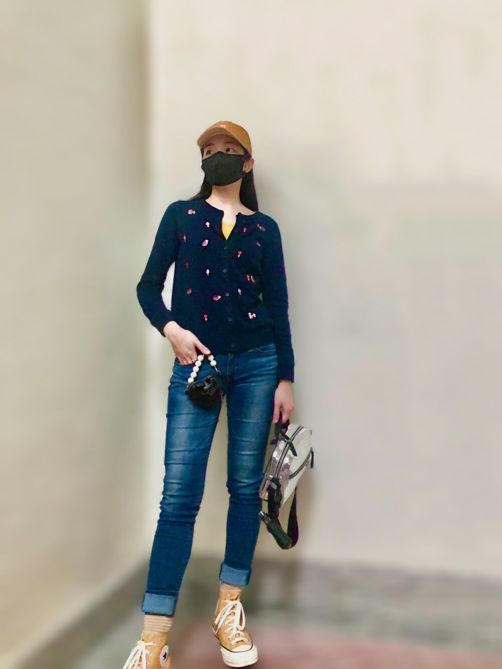 ブラック系のジャケット/アウター、ブルー系のノーカラージャケット、イエロー系のスニーカーを着用したレディースの冬コーディネートの3枚目の写真