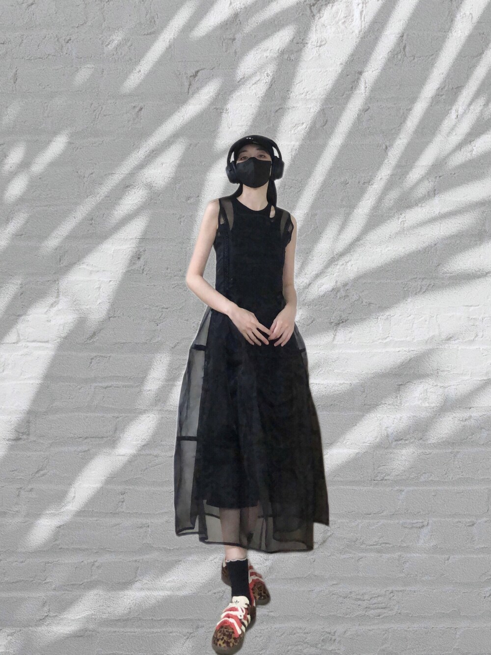 その他のタンクトップ、ブラック系のジャンパースカート、オレンジ系のシューズを着用したレディースの夏コーディネートの2枚目の写真