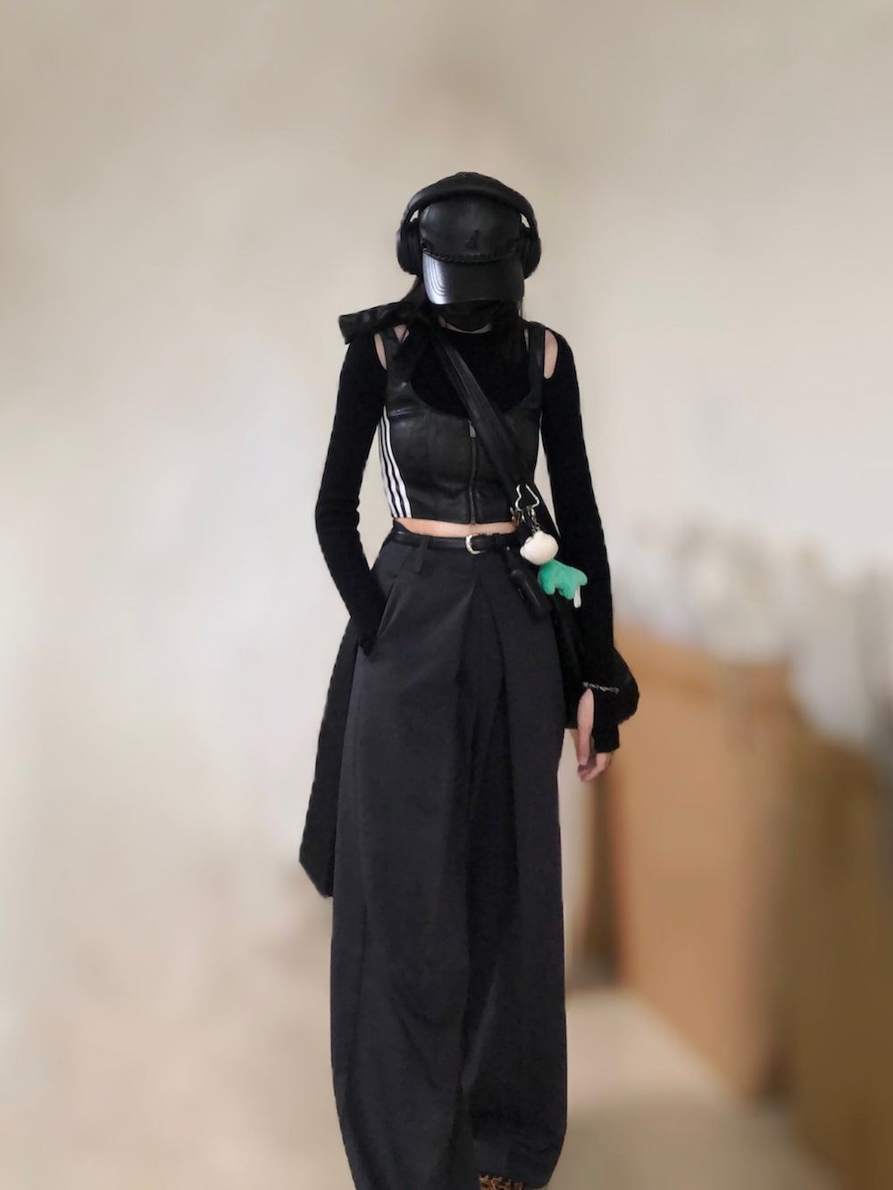 ブラック系のチューブトップ、その他のニット/セーター、その他のスーツパンツを着用したレディースの春コーディネートの2枚目の写真