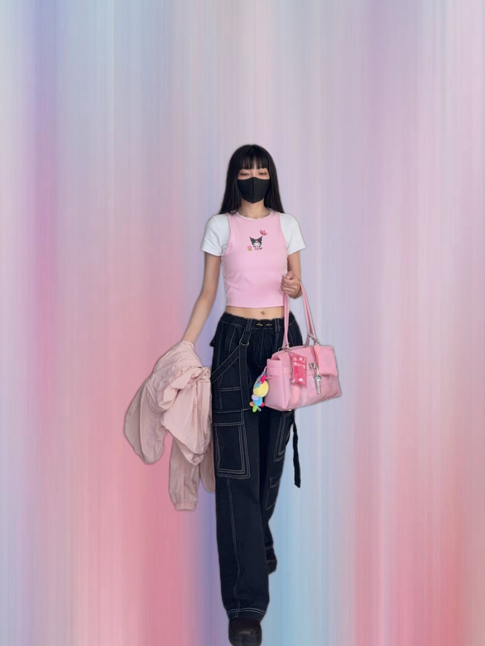 ブラック系のパンツ、その他のショルダーバッグ、ピンク系のその他アウターを着用したレディースの夏コーディネートの3枚目の写真