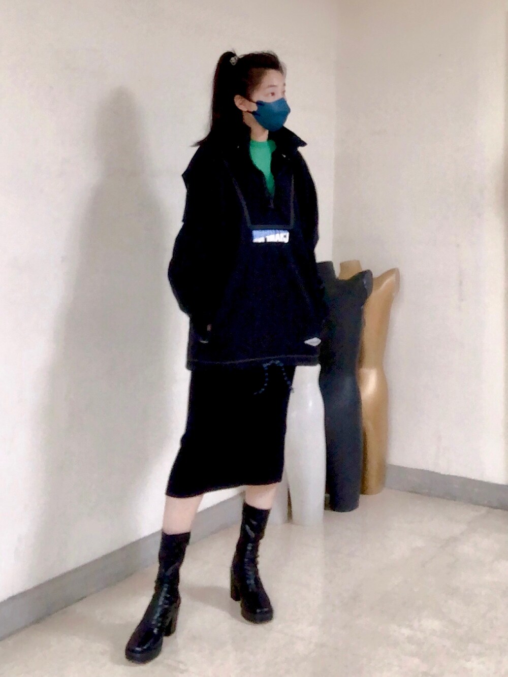 ブラック系のシューズ、ブラック系のトップス、グリーン系のトップスを着用したレディースの春コーディネートの3枚目の写真