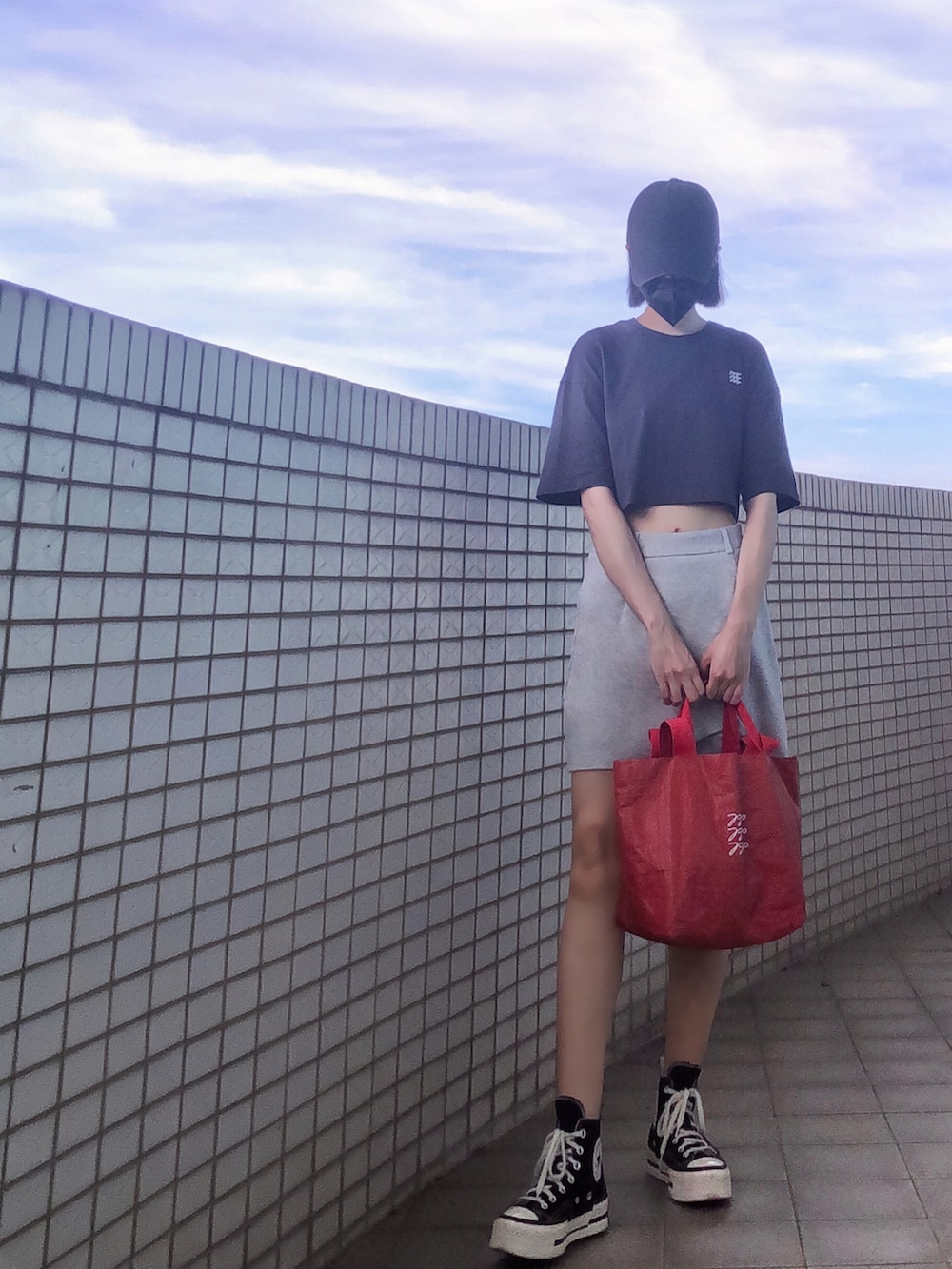 グレー系のTシャツ/カットソー、グレー系のスーツスカート、レッド系のエコバッグ/サブバッグを着用したレディースの夏コーディネートの2枚目の写真