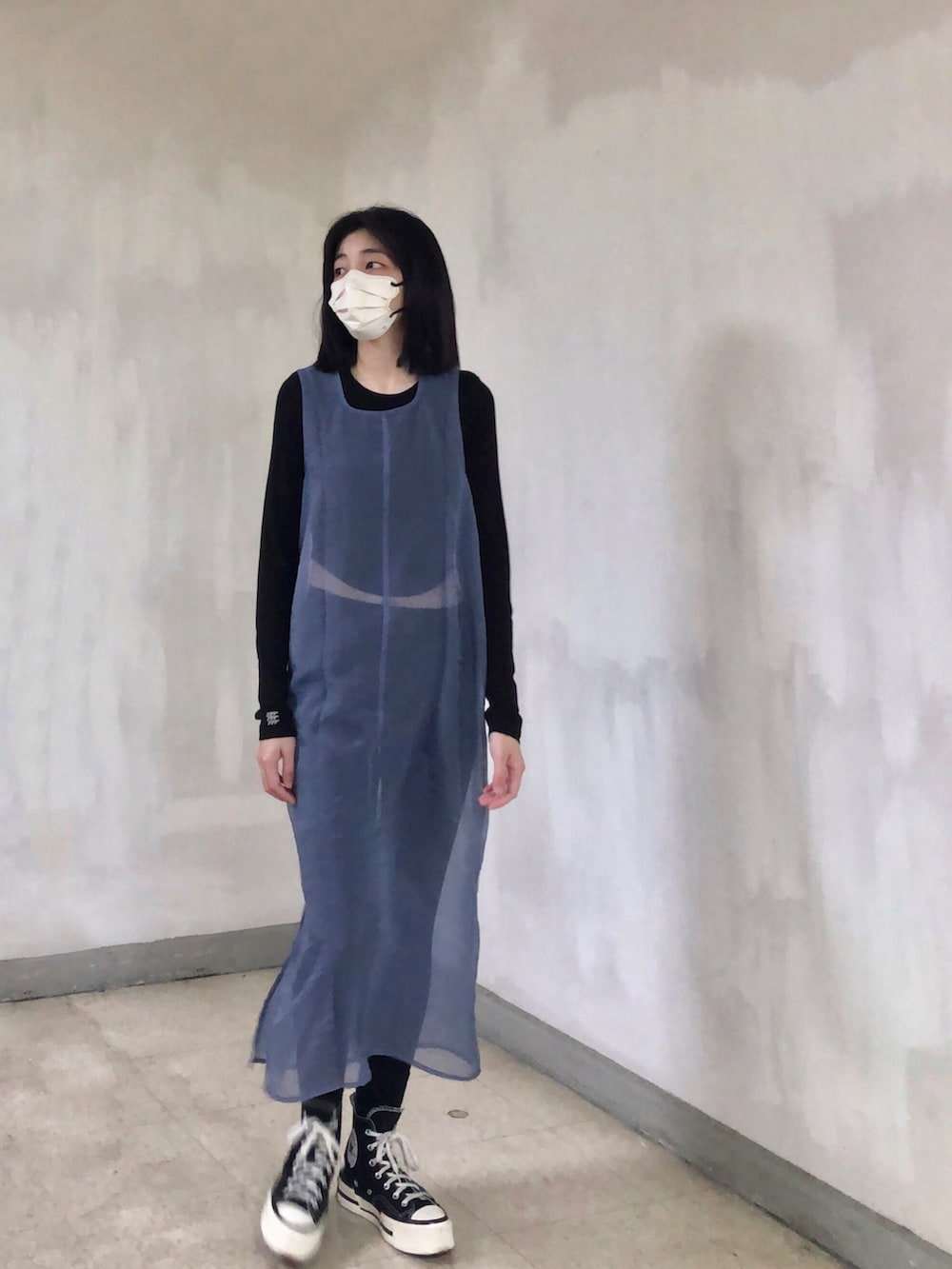 ブラック系のスーツジャケット、その他のジャンパースカート、ブラック系のトップスを着用したレディースの秋コーディネートの3枚目の写真