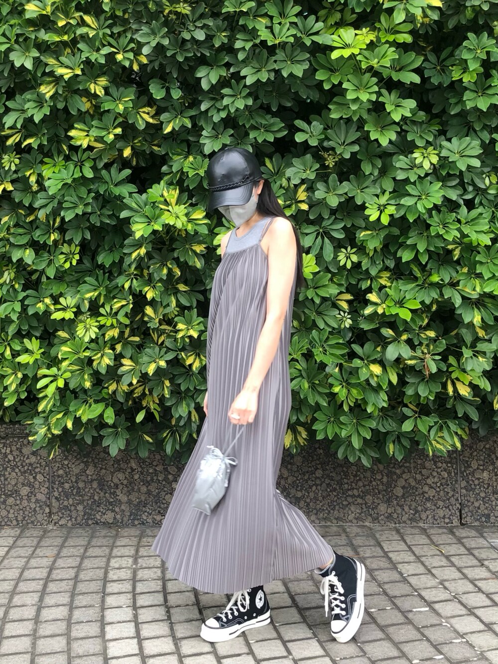 その他のチューブトップ、グレー系のジャンパースカート、シルバー系のバッグを着用したレディースの夏コーディネートの3枚目の写真