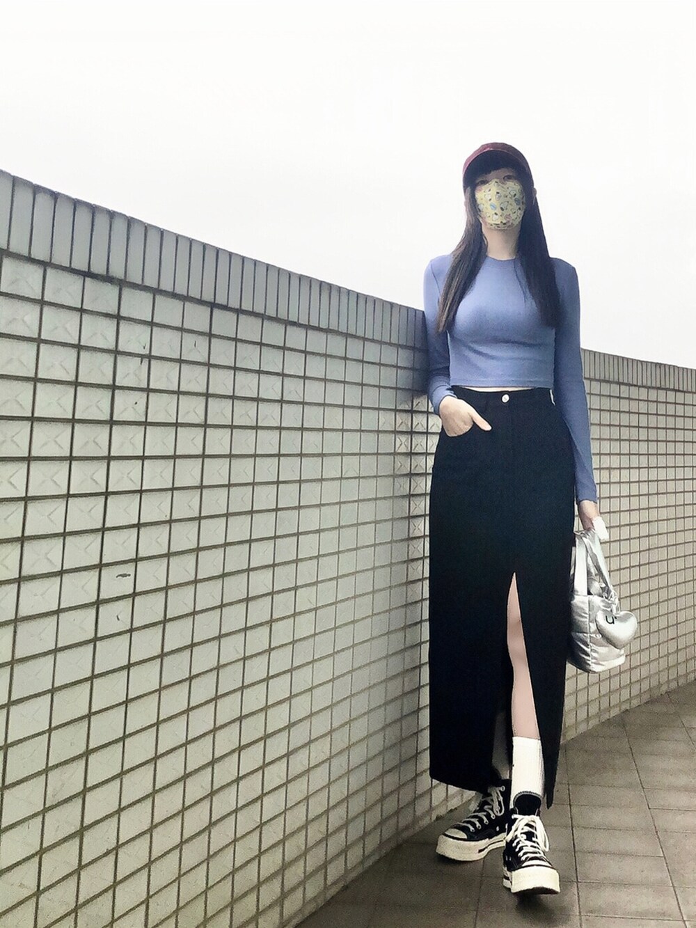 ブラック系のジャケット/アウター、ブルー系のトップス、シルバー系のバッグを着用したレディースの冬コーディネートの3枚目の写真