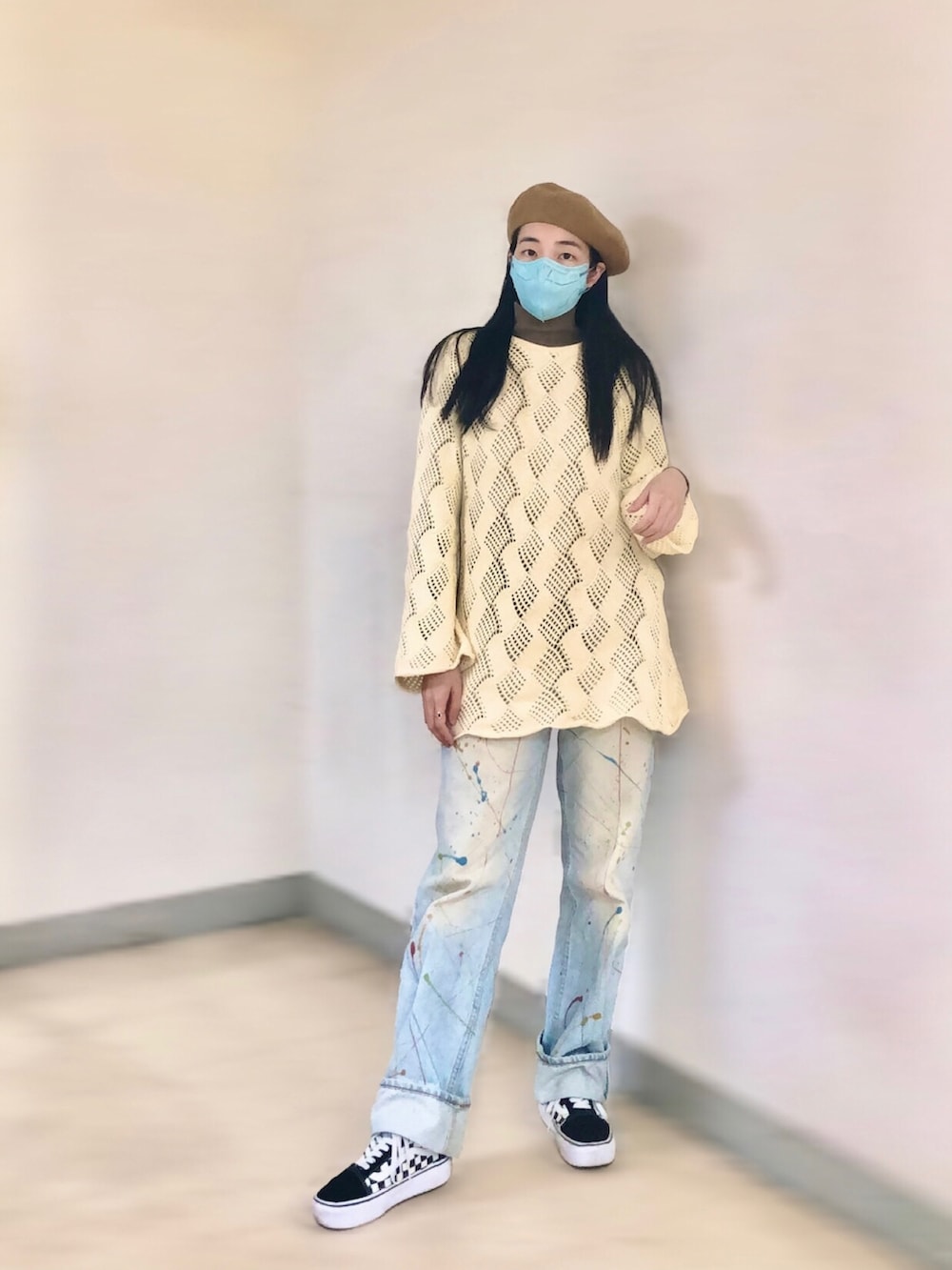 ブラウン系のワンピース/ドレス、ベージュ系のその他アウター、ブラウン系のドラムバッグを着用したレディースの冬コーディネートの2枚目の写真