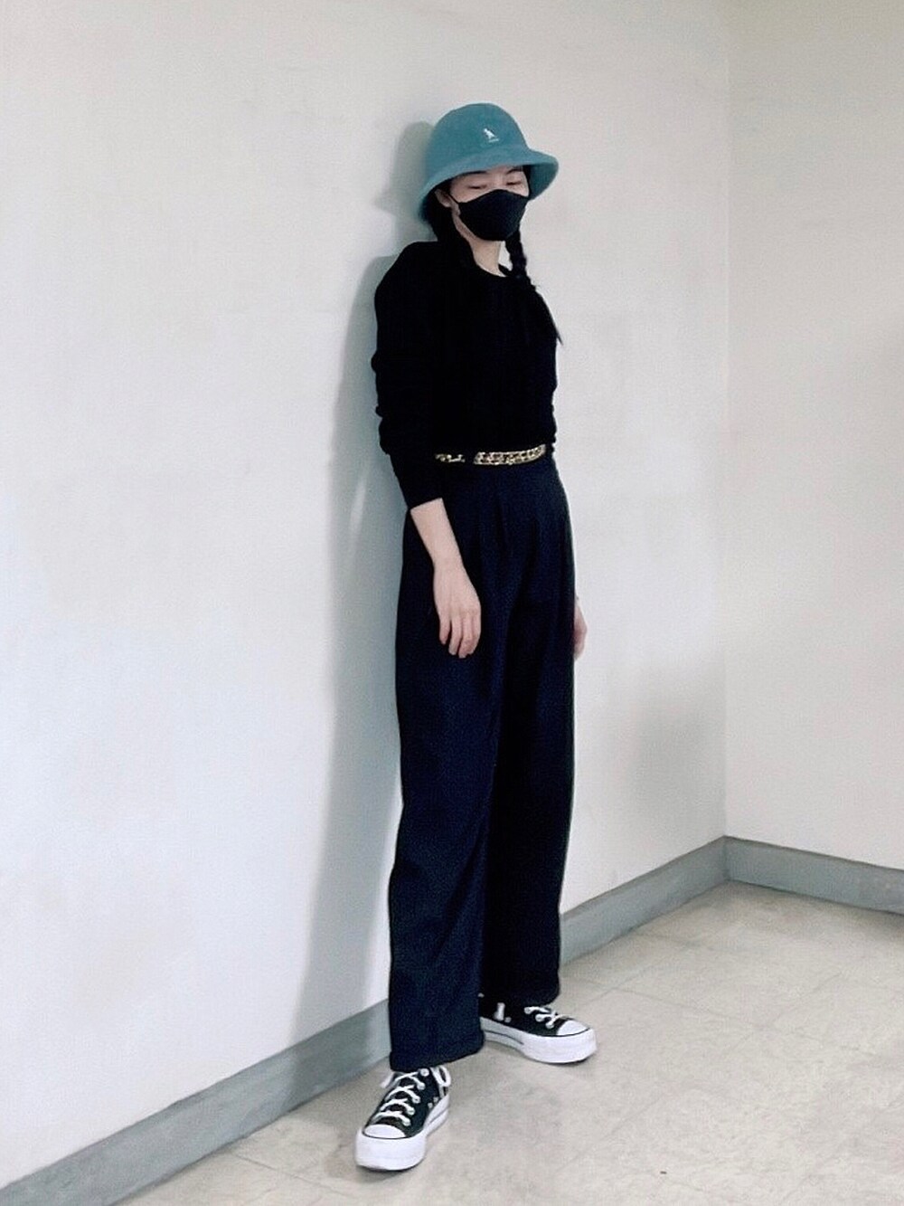 ブラウン系のドラムバッグ、ブラック系のバッグ、ブラック系のスーツパンツを着用したレディースの冬コーディネートの3枚目の写真