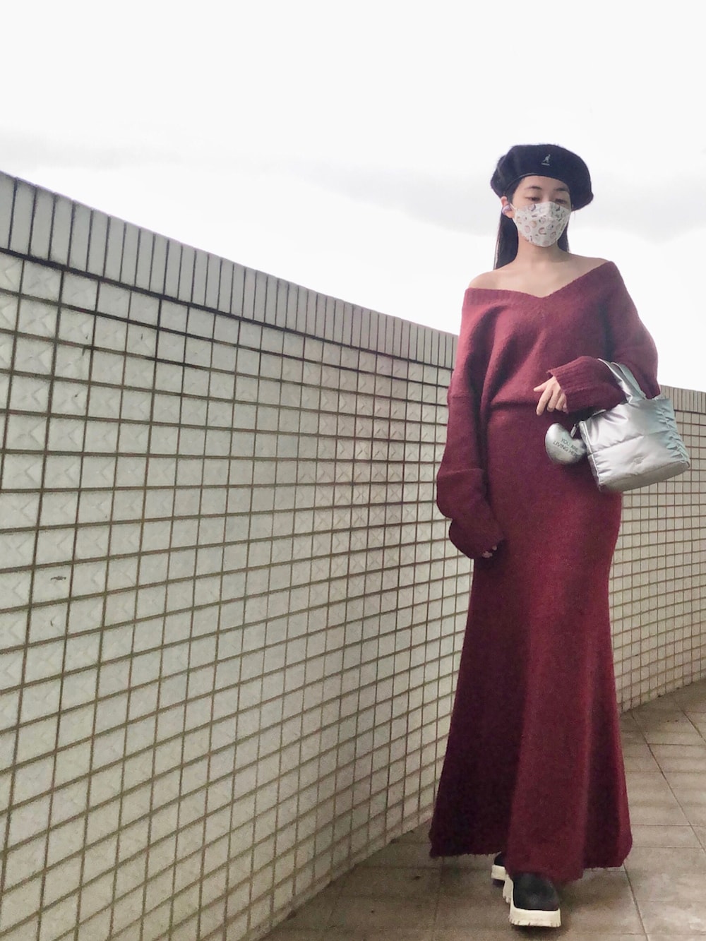 ブラック系のレインシューズ、レッド系のニット/セーター、ブルー系のムートンコートを着用したレディースの春コーディネートの2枚目の写真