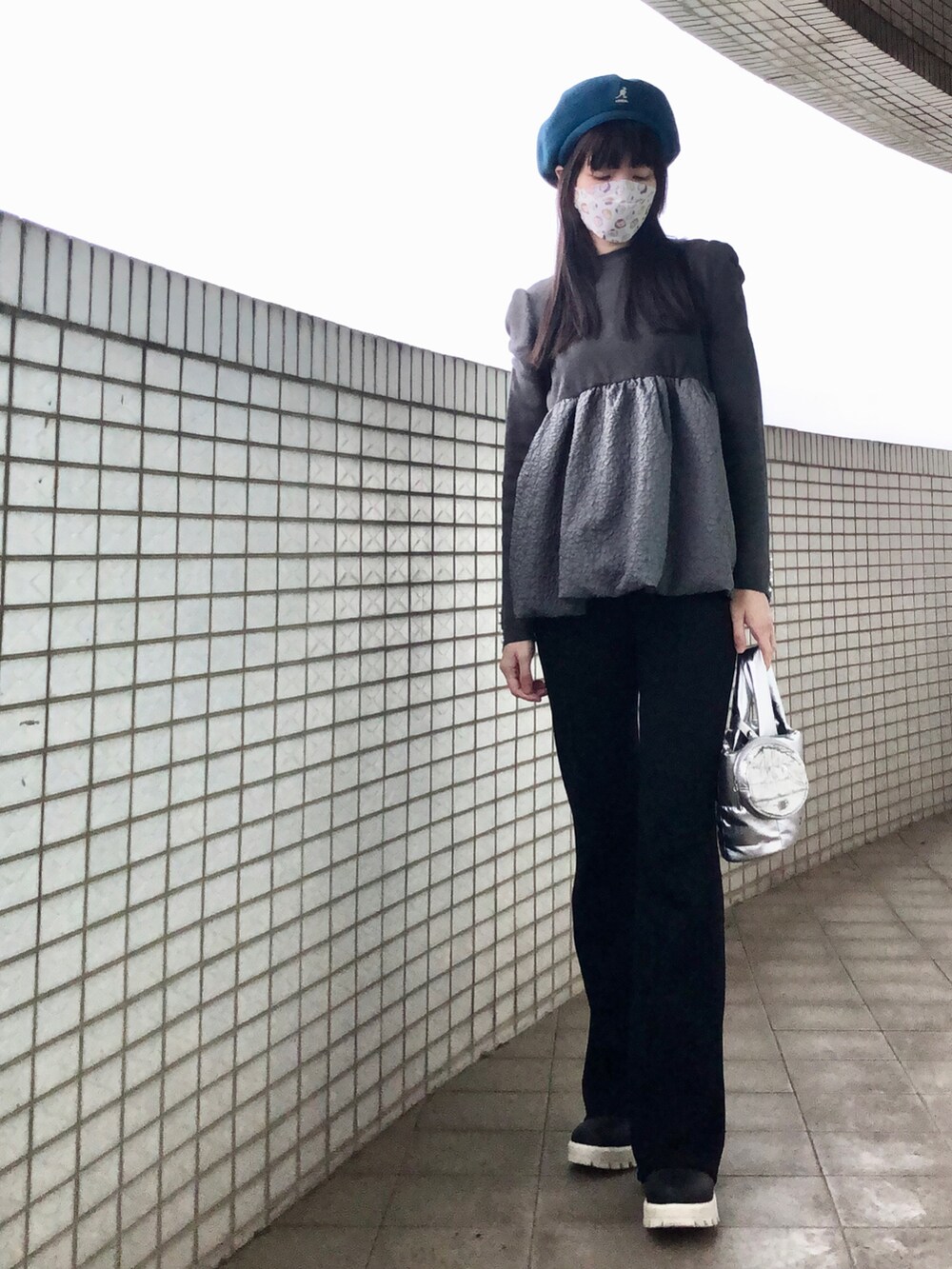 ブラック系のその他アウター、ブラック系のレインシューズ、ブラック系のパンツを着用したレディースの冬コーディネートの2枚目の写真