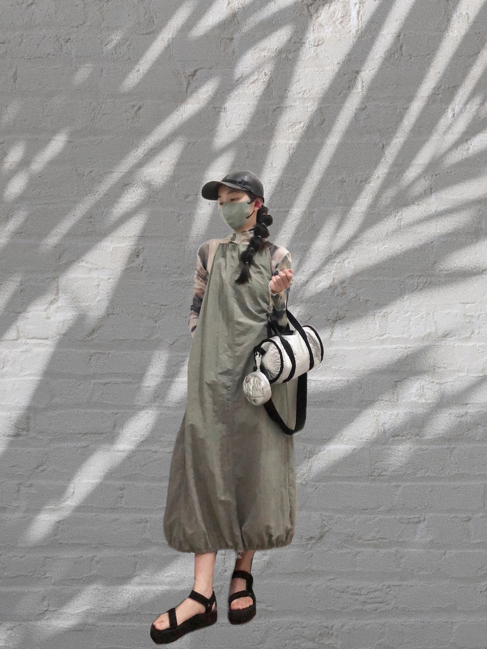 ブラック系のサンダル、その他のトップス、グリーン系のジャンパースカートを着用したレディースの秋コーディネートの3枚目の写真