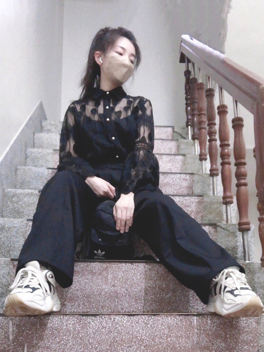 ブラック系のスーツパンツ、ブラック系のバックパック/リュック、ホワイト系のスニーカーを着用したレディースの夏コーディネートの2枚目の写真