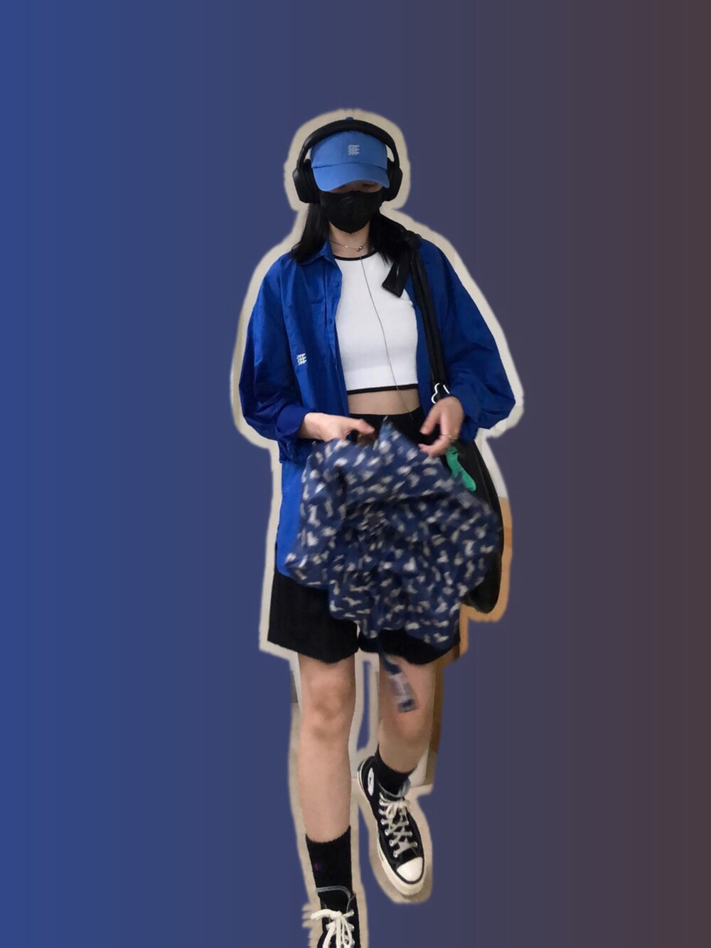 ブルー系のシャツ/ブラウス、ブラック系のカーゴパンツ、ブラック系のショルダーバッグを着用したレディースの春コーディネートの2枚目の写真