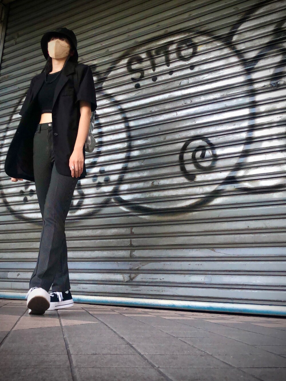 ブラック系のスーツジャケット、その他のその他トップス、シルバー系のバックパック/リュックを着用したレディースの秋コーディネートの4枚目の写真