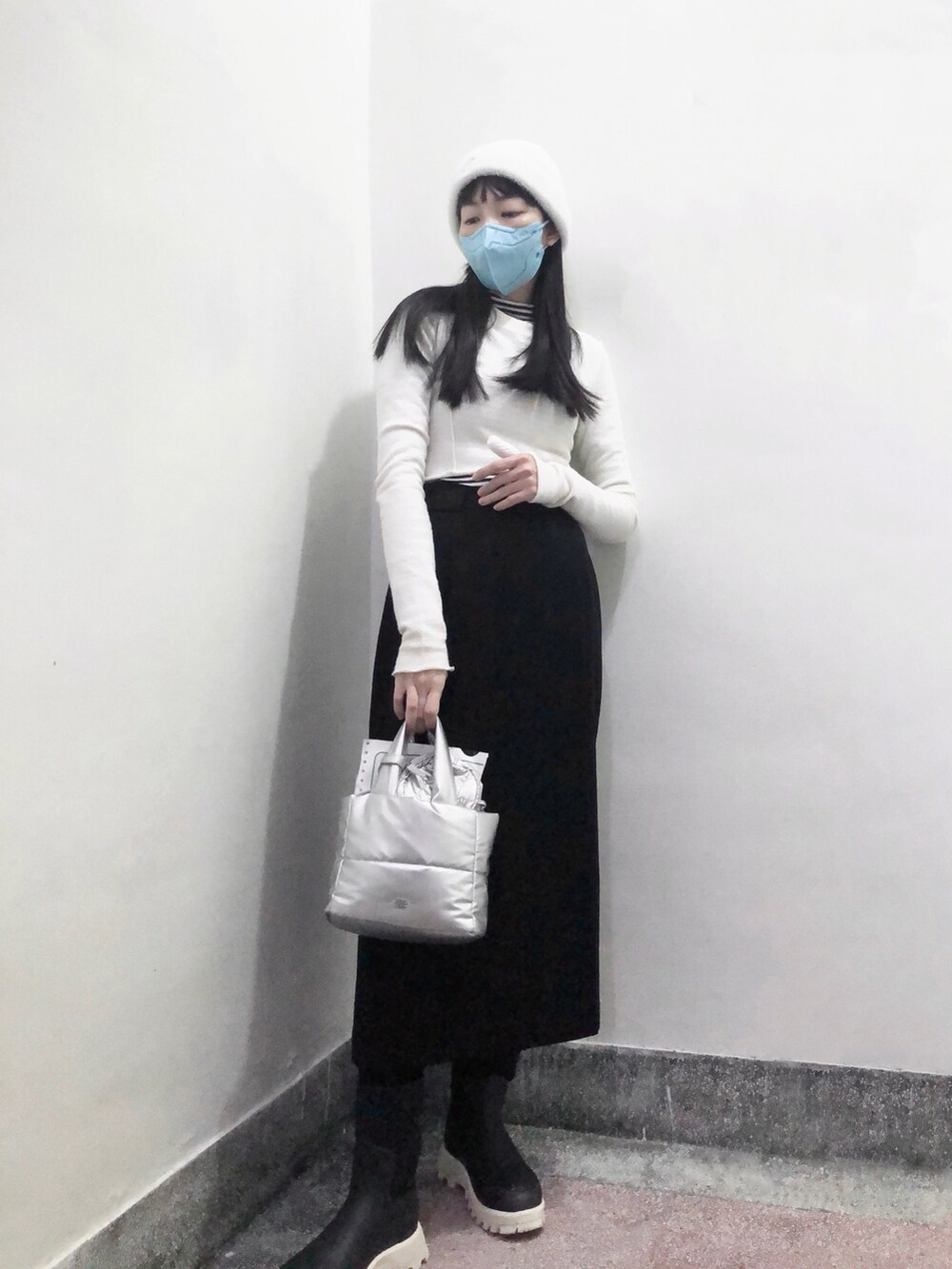 ブラック系のその他アウター、その他のニット/セーター、その他のトップスを着用したレディースの冬コーディネートの3枚目の写真