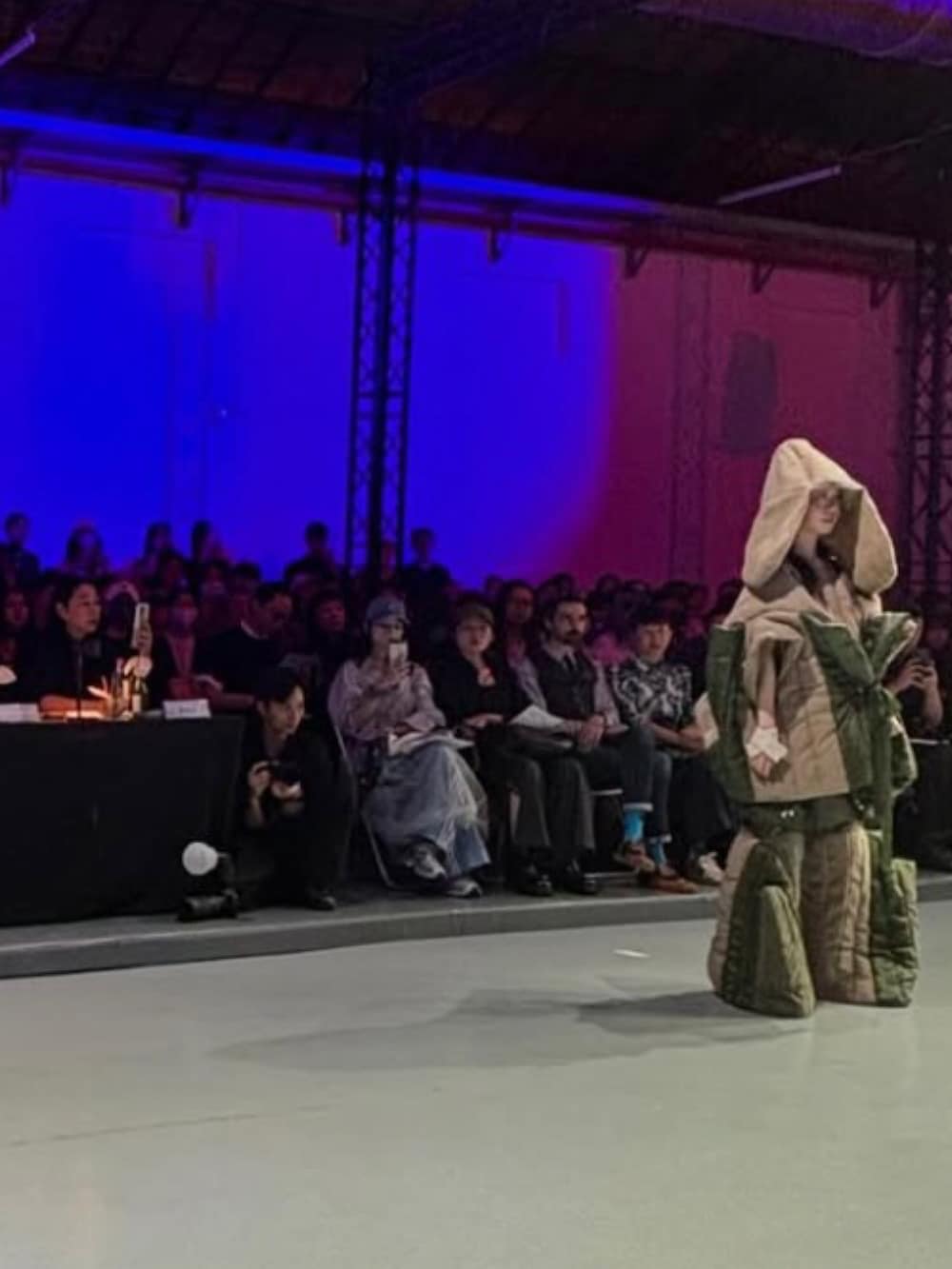 その他のシャツ/ブラウス、グレー系のジャンパースカート、その他のショルダーバッグを着用したレディースの春コーディネートの5枚目の写真