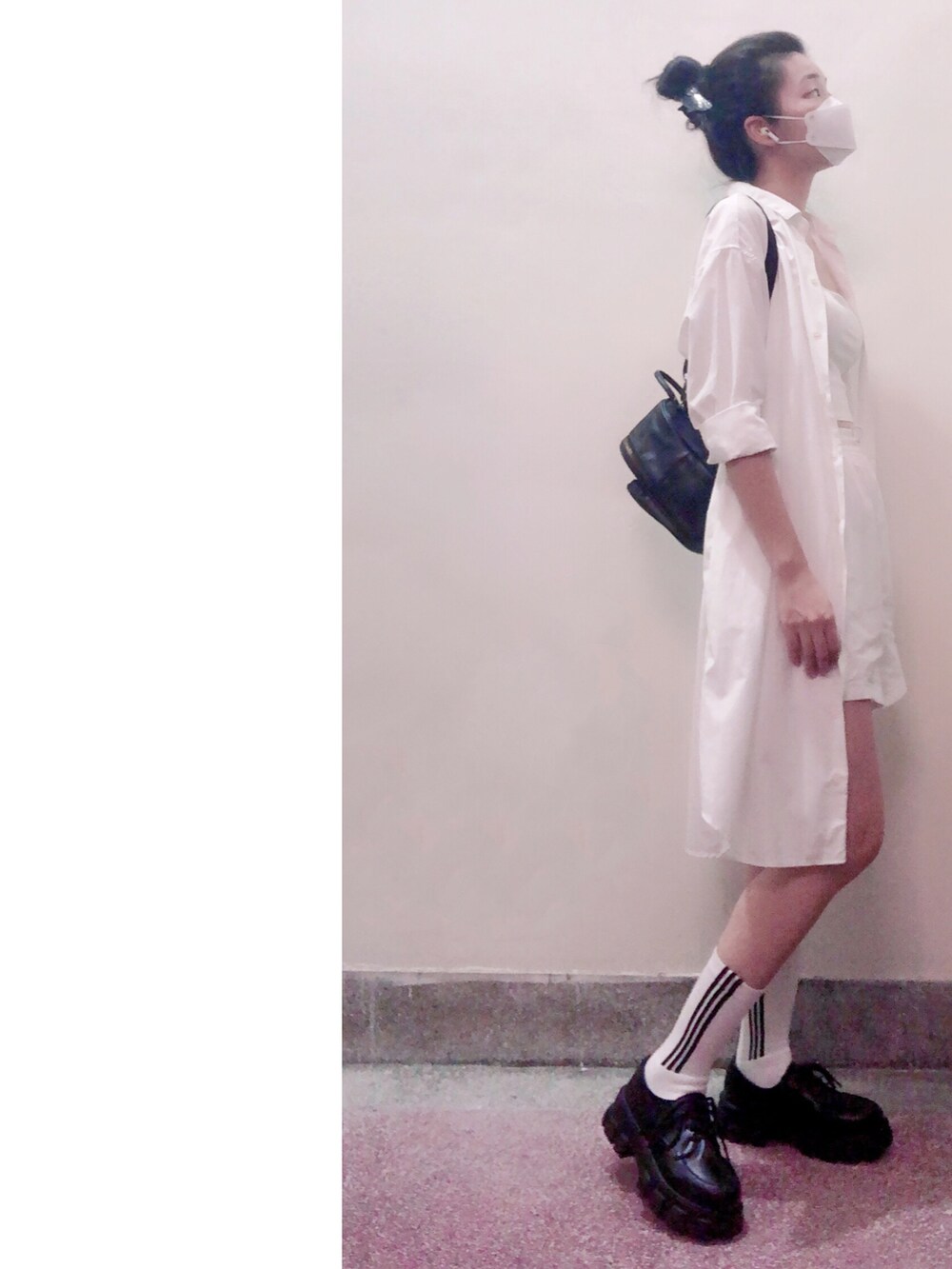 ブラック系のバックパック/リュック、ホワイト系のその他パンツ、ブラック系のシューズを着用したレディースの夏コーディネートの2枚目の写真