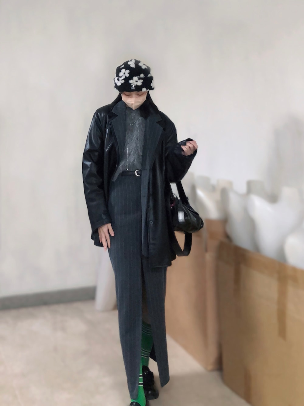 ブラック系のスーツジャケット、グレー系のスーツジャケット、グレー系のスーツスカートを着用したレディースの春コーディネートの2枚目の写真