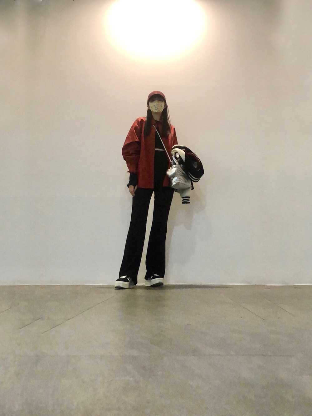 ブラック系のジャケット/アウター、レッド系のシャツ/ブラウス、その他のニット/セーターを着用したレディースの冬コーディネートの5枚目の写真