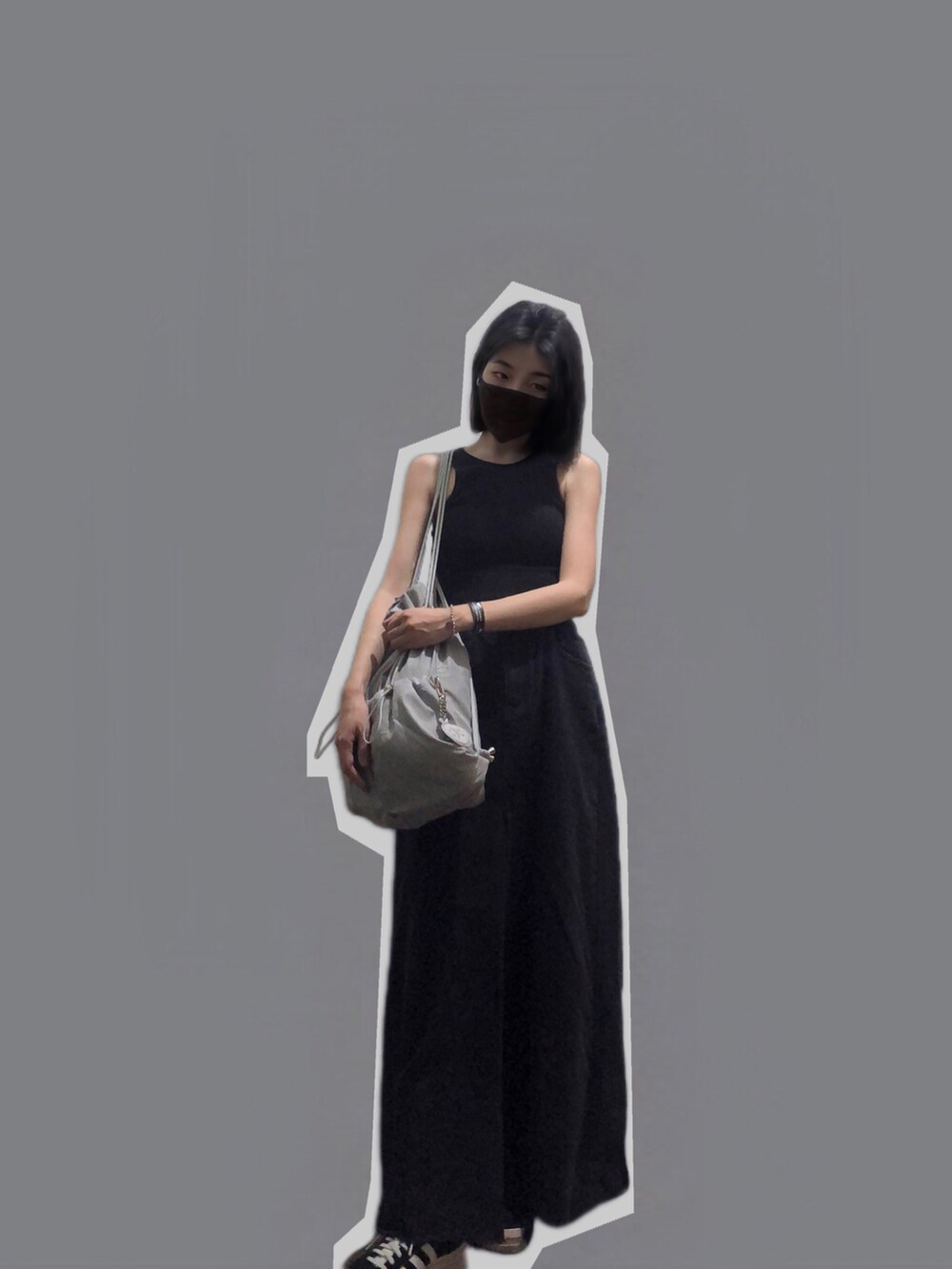 その他のチューブトップ、ブラック系のデニムスカート、その他のショルダーバッグを着用したレディースの秋コーディネートの2枚目の写真