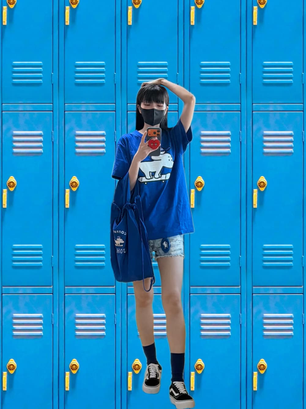 ブルー系のTシャツ/カットソー、ブルー系のエコバッグ/サブバッグ、ブルー系のソックス/靴下を着用したレディースの秋コーディネートの3枚目の写真