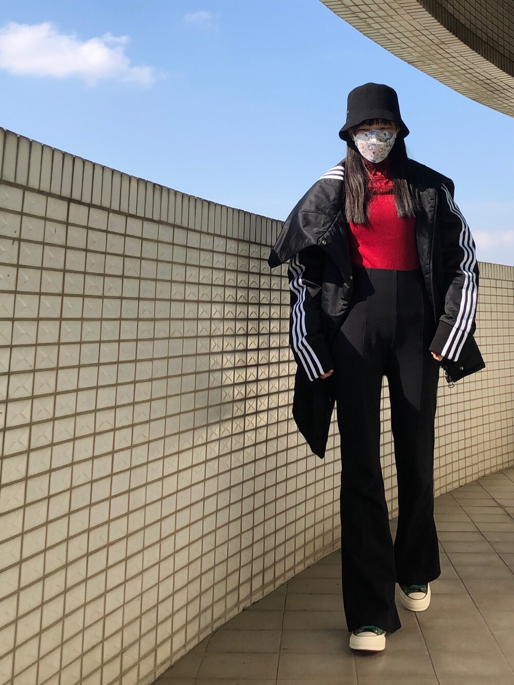 ブラック系のジャケット/アウター、ブラック系のパンツ、グリーン系のシューズを着用したレディースの冬コーディネートの2枚目の写真