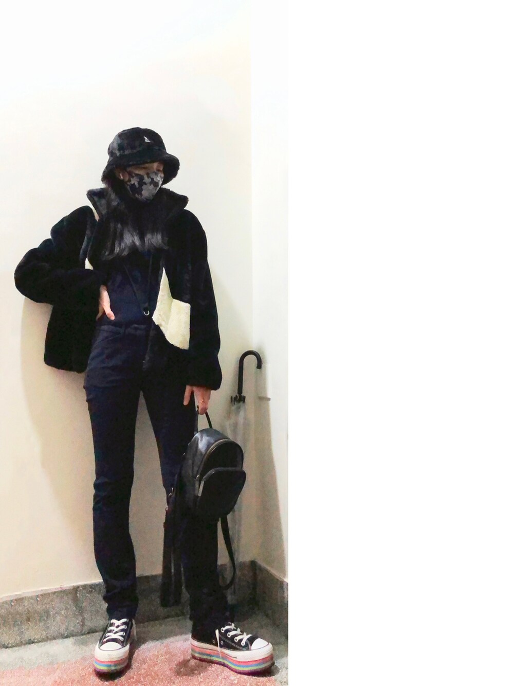 ブラック系のその他アウター、ブラック系のバックパック/リュック、ブラック系のその他パンツを着用したレディースの冬コーディネートの2枚目の写真