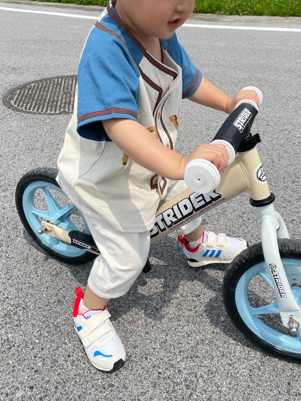 ホワイト系のスニーカー、ホワイト系のTシャツ/カットソー、ベージュ系のチノパンツを着用したキッズの春コーディネートの2枚目の写真