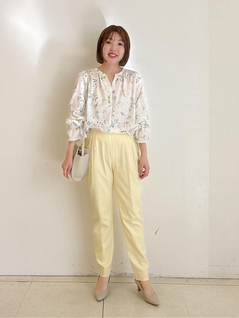 ベージュ系のパンプス、イエロー系のその他パンツ、ホワイト系のシャツ/ブラウスを着用したレディースの春コーディネートの2枚目の写真