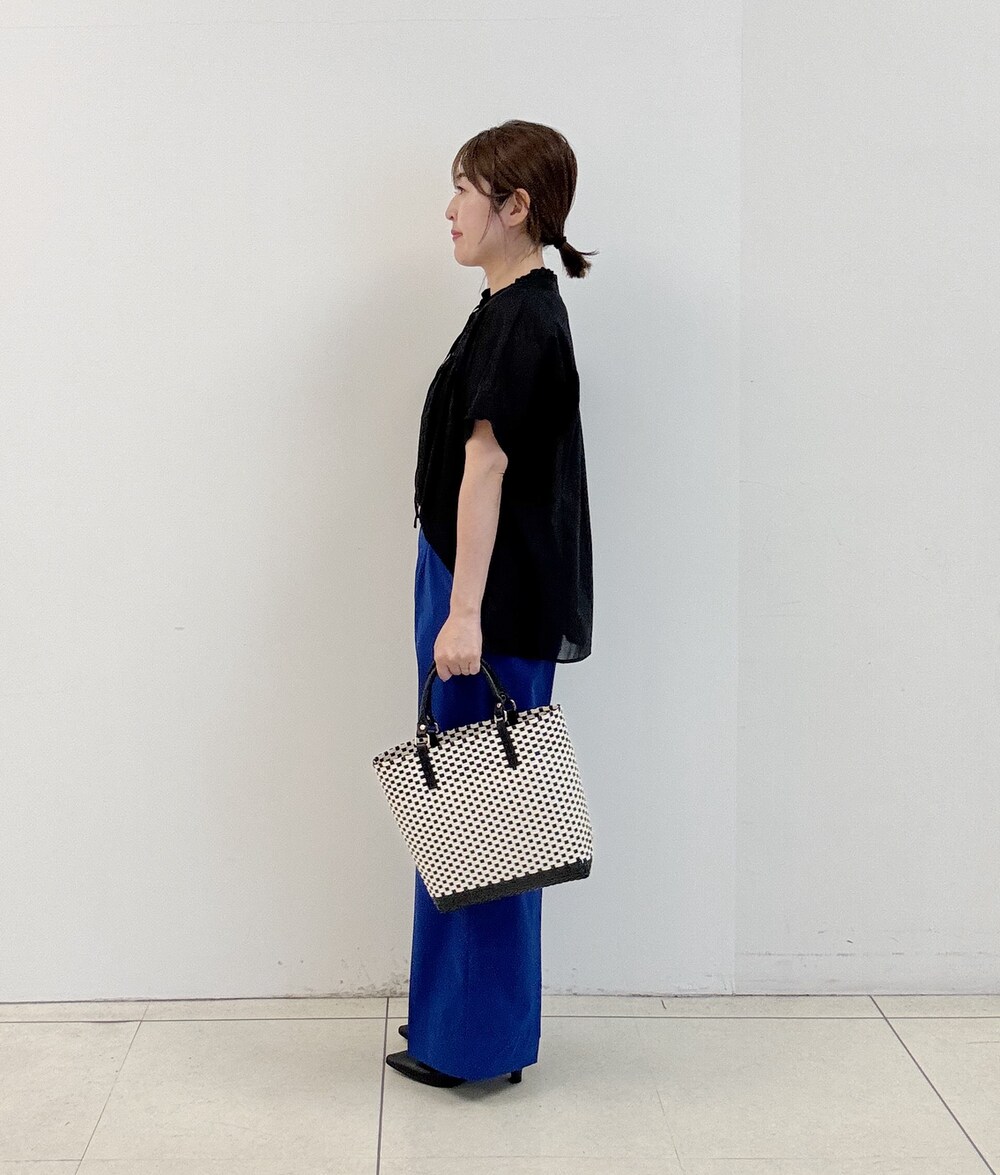 ブルー系のその他パンツ、ブラック系のシャツ/ブラウス、ブラック系のトートバッグを着用したレディースの春コーディネートの3枚目の写真