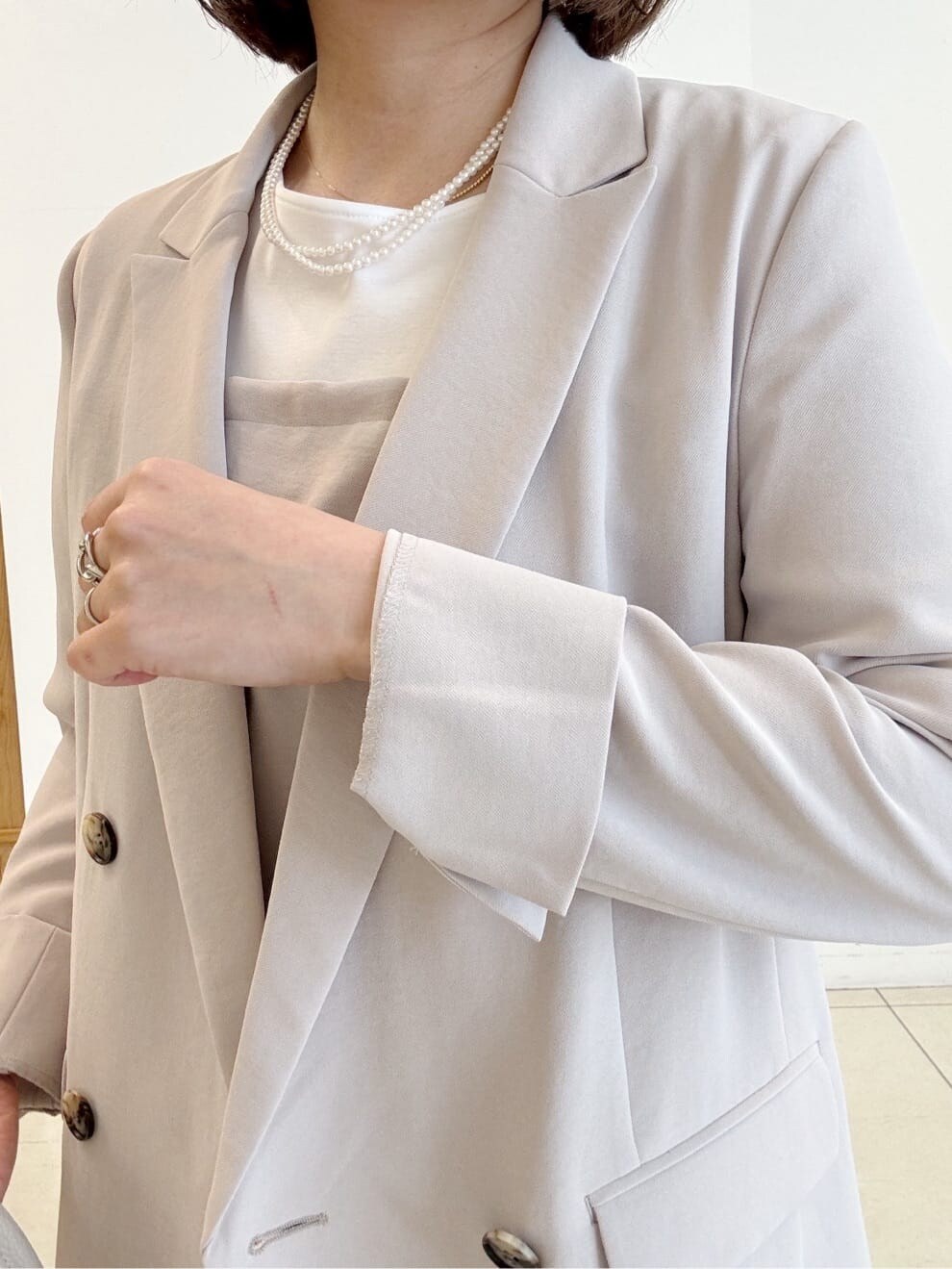 ベージュ系のパンプス、ベージュ系のTシャツ/カットソー、ベージュ系のその他パンツを着用したレディースの春コーディネートの4枚目の写真