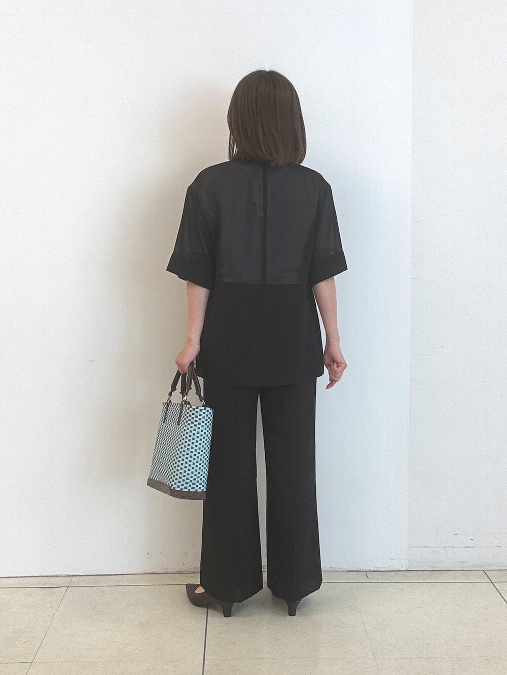 ホワイト系のTシャツ/カットソー、ブラック系のパンプス、ブラック系のテーラードジャケットを着用したレディースの春コーディネートの4枚目の写真