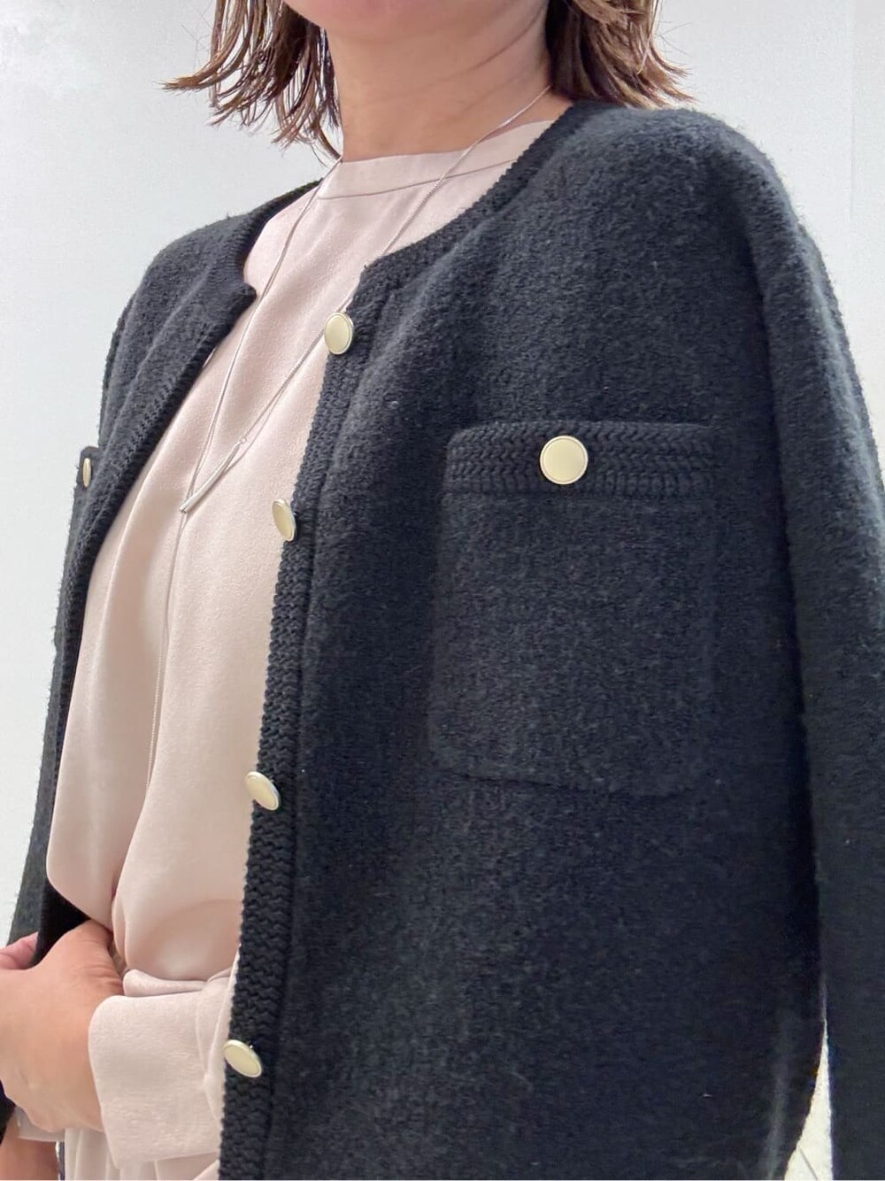 ベージュ系のシャツ/ブラウス、ベージュ系のスカート、ブラック系のカーディガン/ボレロを着用したレディースの冬コーディネートの6枚目の写真