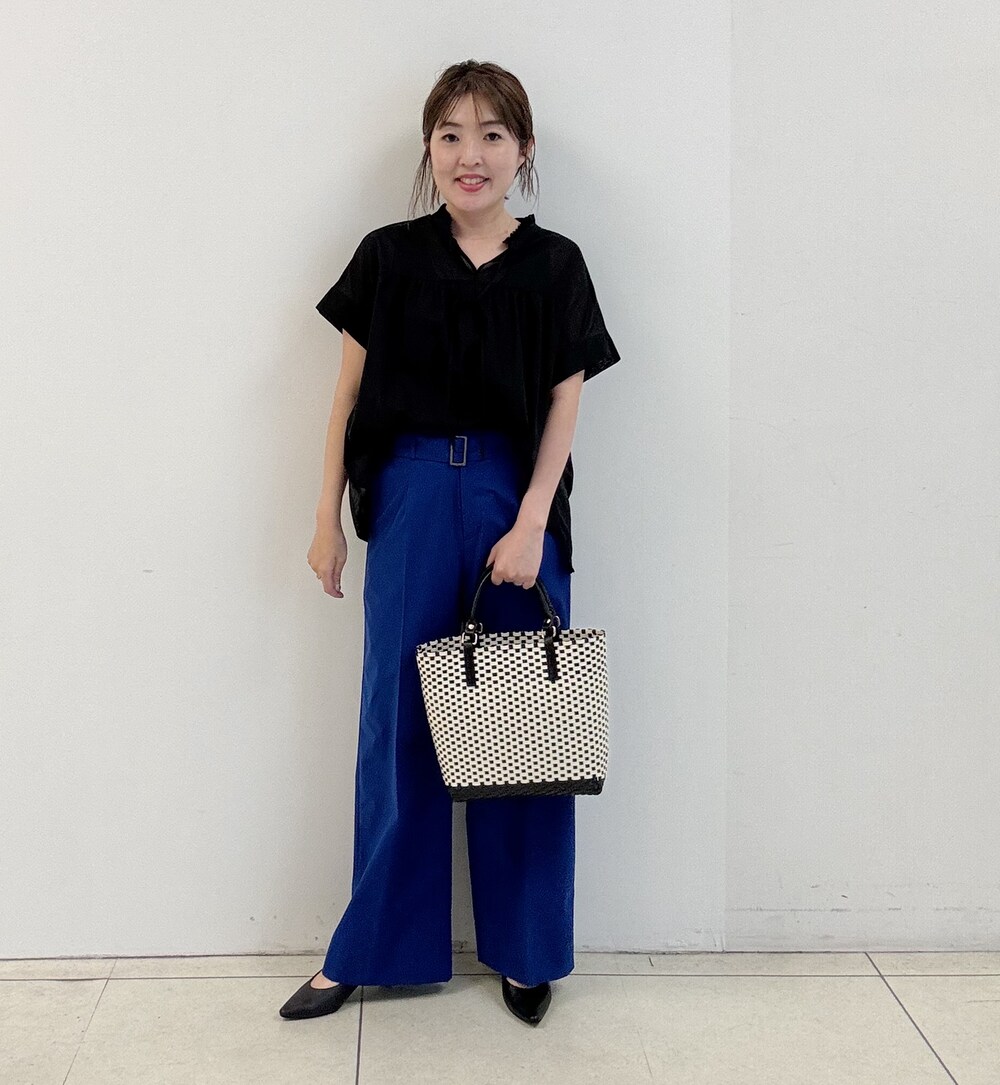ブルー系のその他パンツ、ブラック系のシャツ/ブラウス、ブラック系のトートバッグを着用したレディースの春コーディネートの2枚目の写真