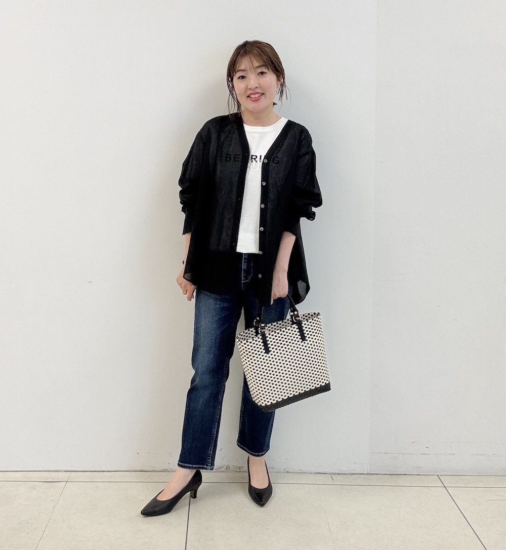 ブルー系のデニムパンツ、ホワイト系のTシャツ/カットソー、ブラック系のパンプスを着用したレディースの春コーディネートの2枚目の写真