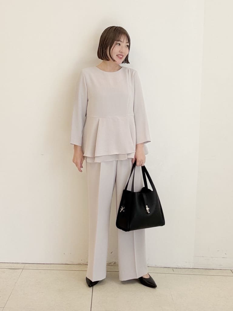ブラック系のパンプス、ベージュ系のシャツ/ブラウス、ベージュ系のその他パンツを着用したレディースの春コーディネートの3枚目の写真
