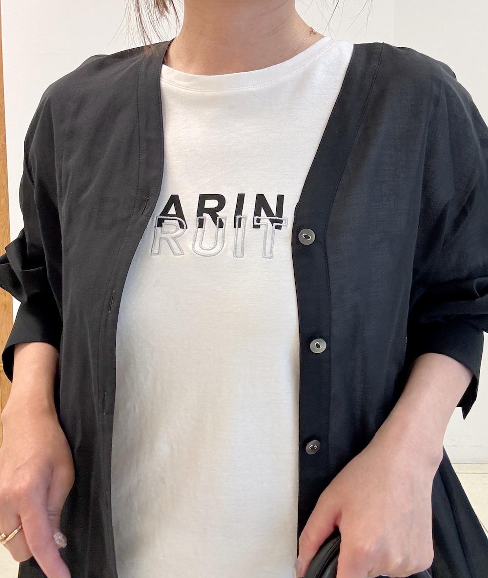 ブルー系のデニムパンツ、ホワイト系のTシャツ/カットソー、ブラック系のパンプスを着用したレディースの春コーディネートの4枚目の写真