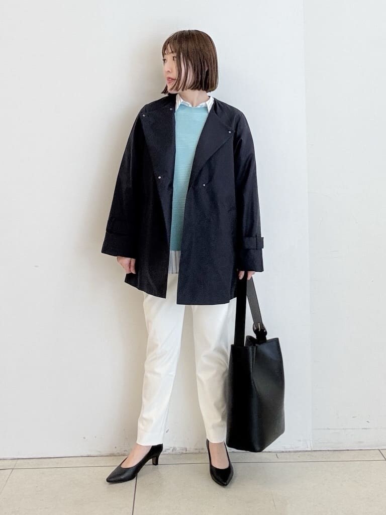 ブラック系のパンプス、グレー系のショルダーバッグ、ブルー系のニット/セーターを着用したレディースの冬コーディネートの2枚目の写真
