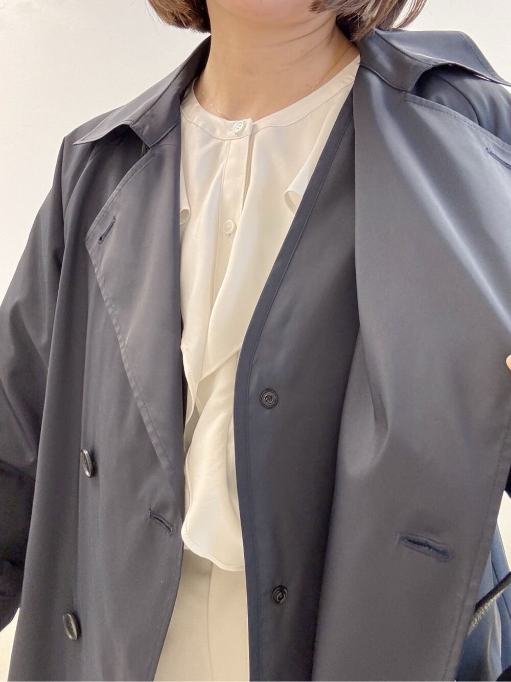ベージュ系のその他パンツ、ブラック系のハンドバッグ、ホワイト系のシャツ/ブラウスを着用したレディースの冬コーディネートの7枚目の写真