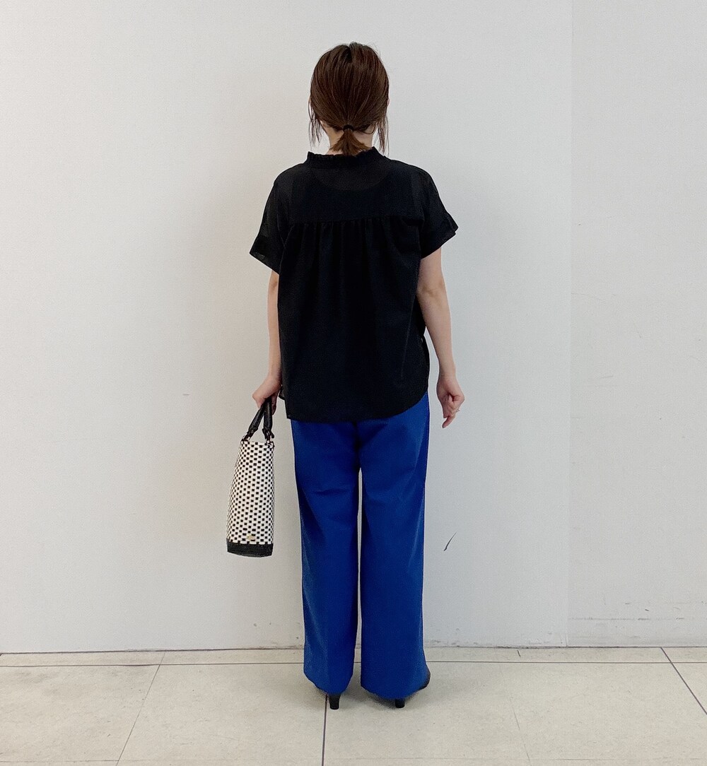 ブルー系のその他パンツ、ブラック系のシャツ/ブラウス、ブラック系のトートバッグを着用したレディースの春コーディネートの4枚目の写真