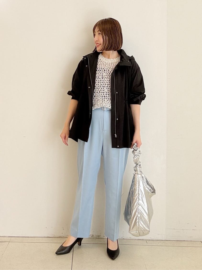 ブラック系のパンプス、シルバー系のショルダーバッグ、ブルー系のその他パンツを着用したレディースの春コーディネートの3枚目の写真