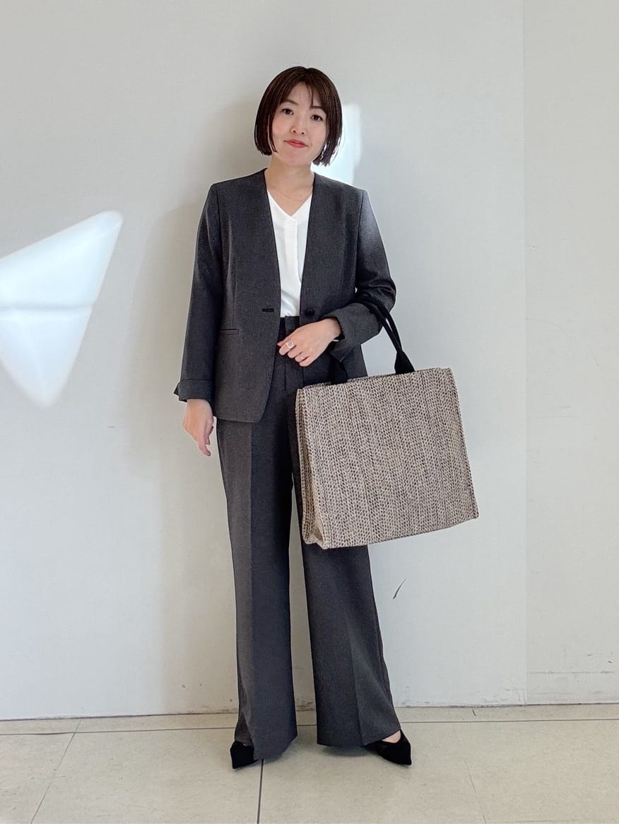 グレー系のスーツパンツ、グレー系のスーツジャケット、ホワイト系のシャツ/ブラウスを着用したレディースの冬コーディネートの5枚目の写真