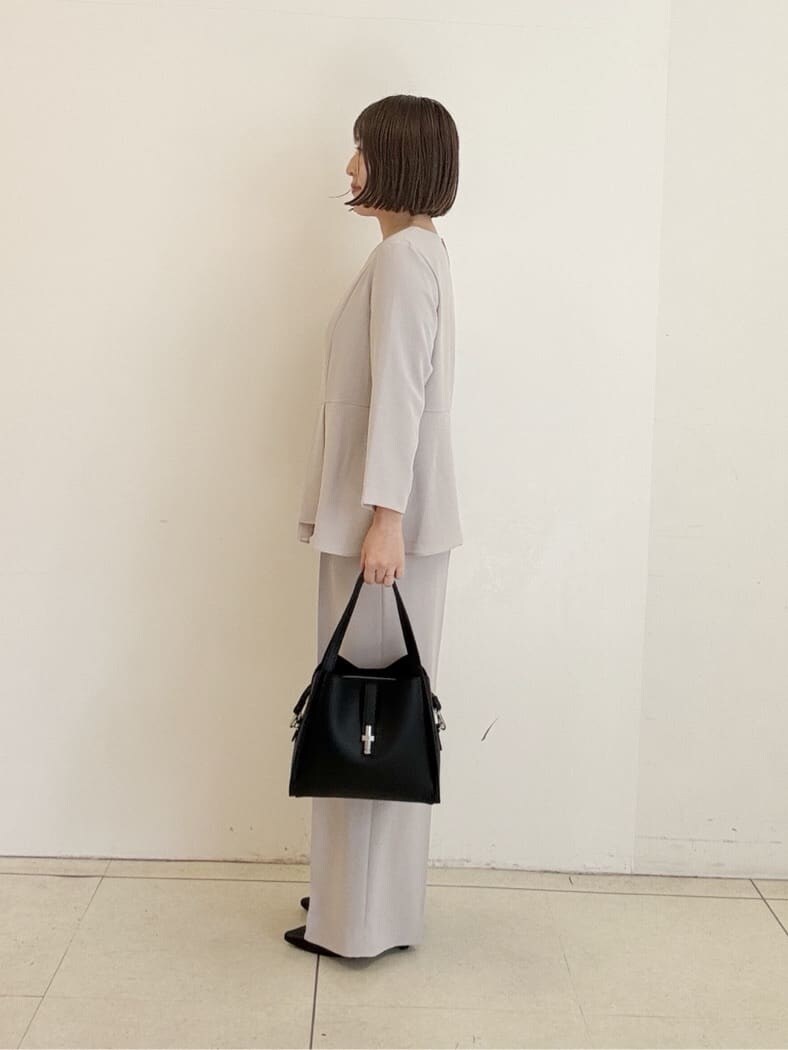 ブラック系のパンプス、ベージュ系のシャツ/ブラウス、ベージュ系のその他パンツを着用したレディースの春コーディネートの5枚目の写真