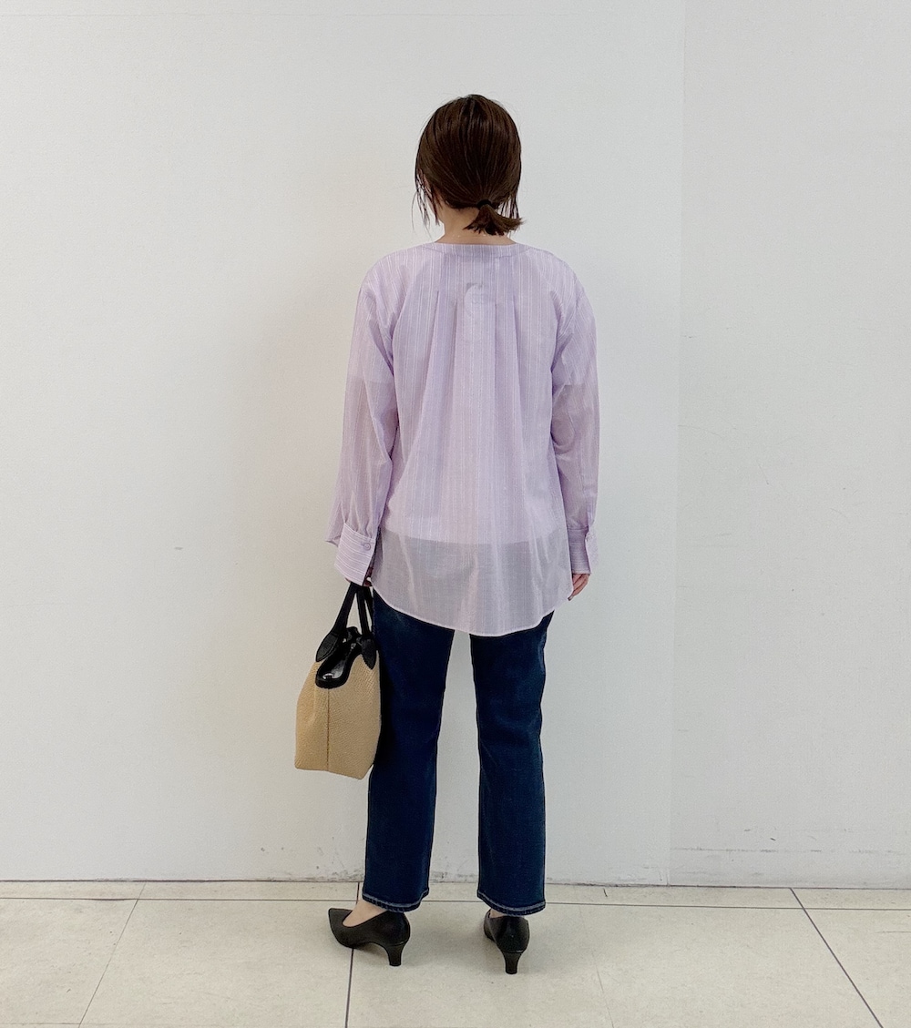 ブルー系のデニムパンツ、ホワイト系のTシャツ/カットソー、ブラック系のパンプスを着用したレディースの春コーディネートの4枚目の写真