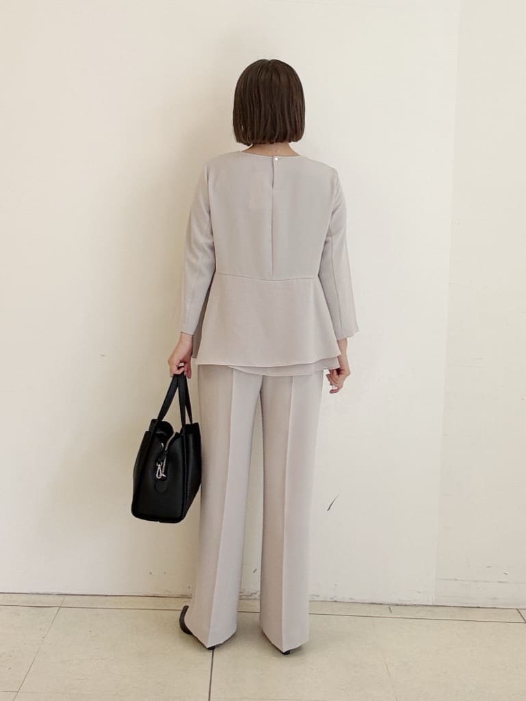 ブラック系のパンプス、ベージュ系のシャツ/ブラウス、ベージュ系のその他パンツを着用したレディースの春コーディネートの4枚目の写真
