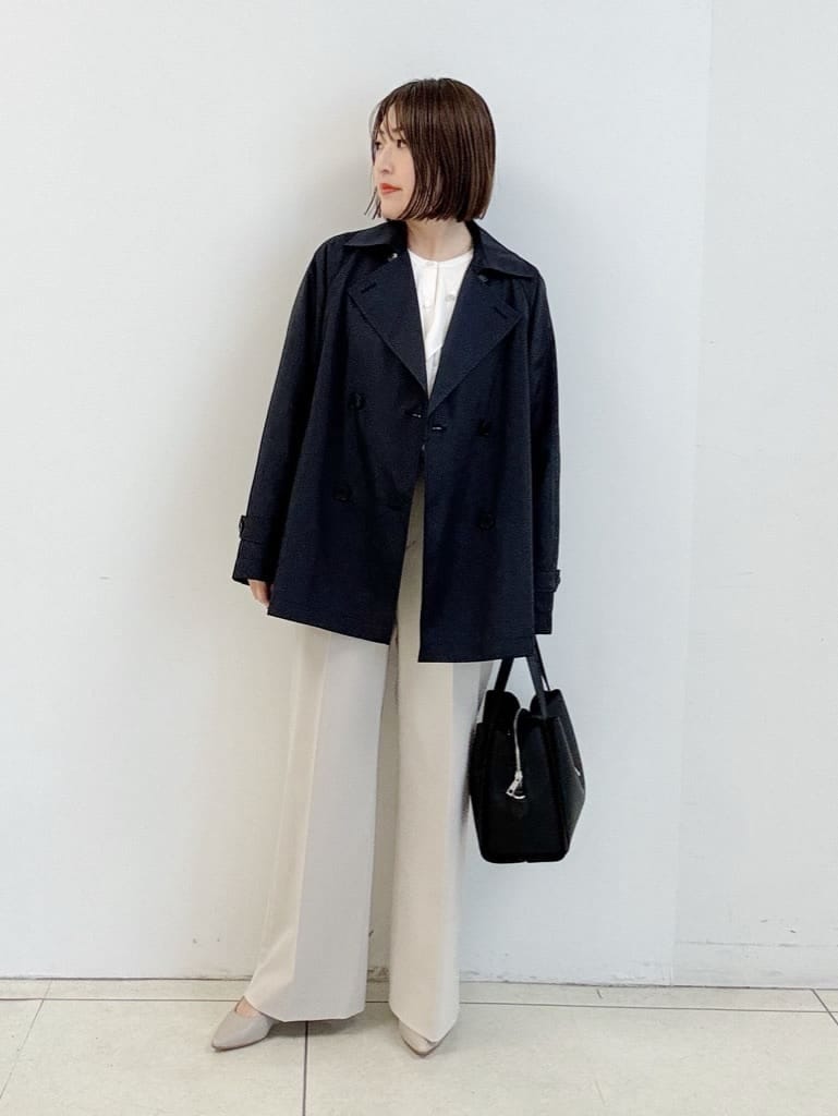 ベージュ系のその他パンツ、ブラック系のハンドバッグ、ホワイト系のシャツ/ブラウスを着用したレディースの冬コーディネートの4枚目の写真