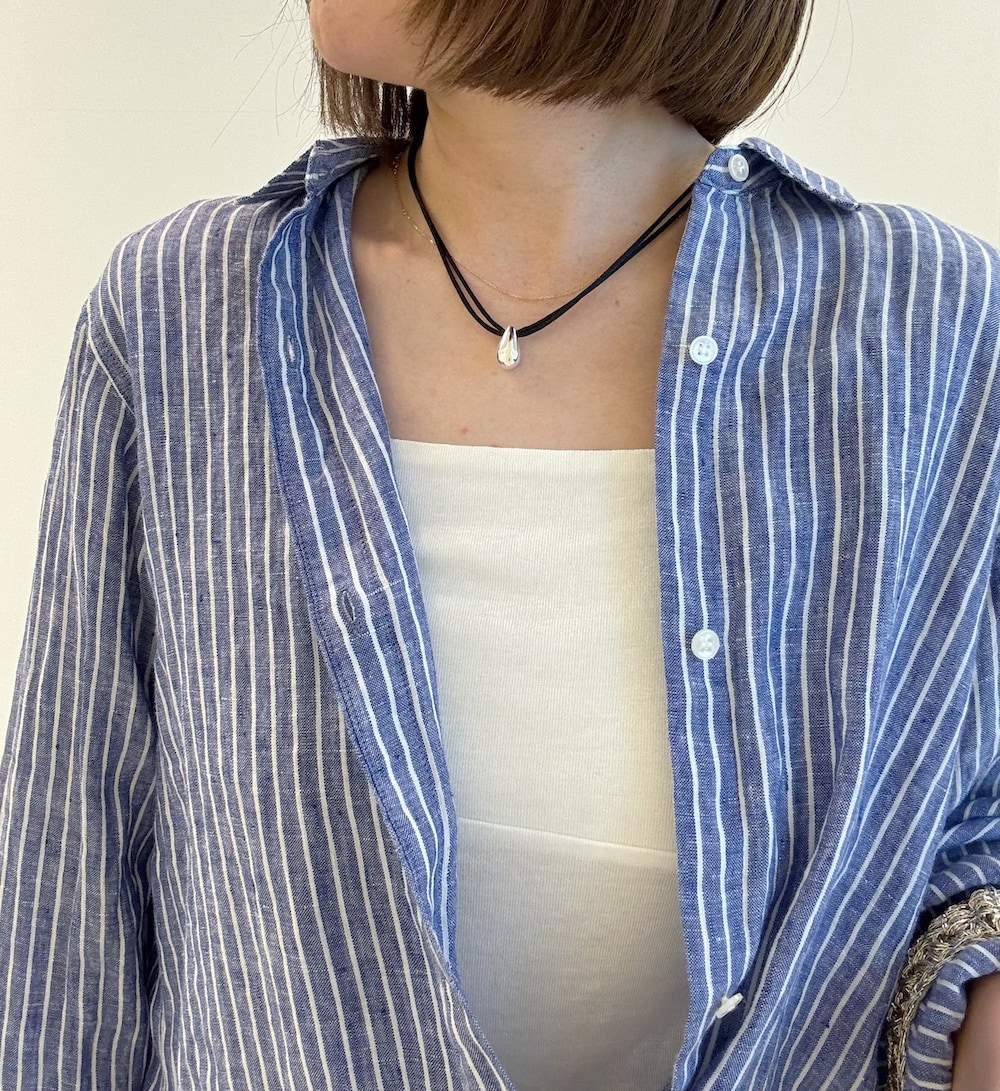 ホワイト系のその他パンツ、ブルー系のシャツ/ブラウス、ブラウン系のトートバッグを着用したレディースの春コーディネートの4枚目の写真