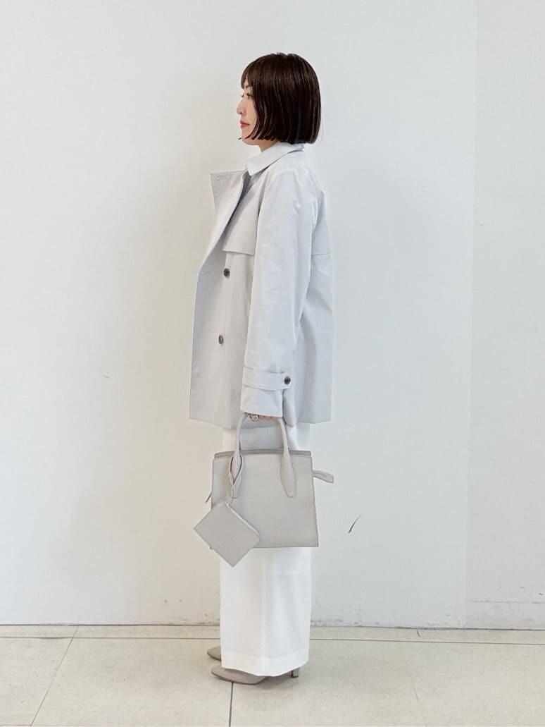 ベージュ系のパンプス、ホワイト系のその他パンツ、ホワイト系のノーカラージャケットを着用したレディースの冬コーディネートの3枚目の写真