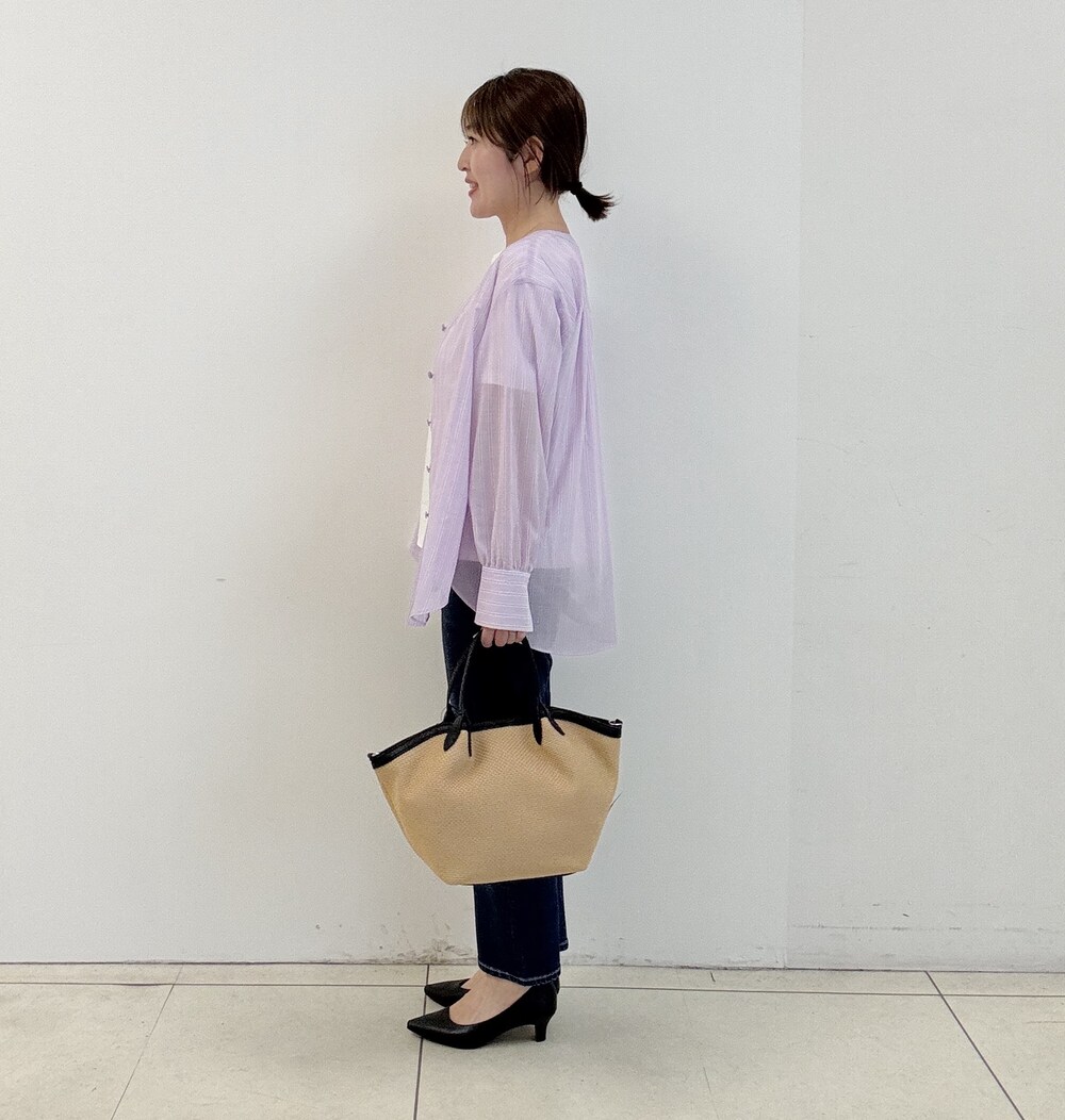ブルー系のデニムパンツ、ホワイト系のTシャツ/カットソー、ブラック系のパンプスを着用したレディースの春コーディネートの3枚目の写真